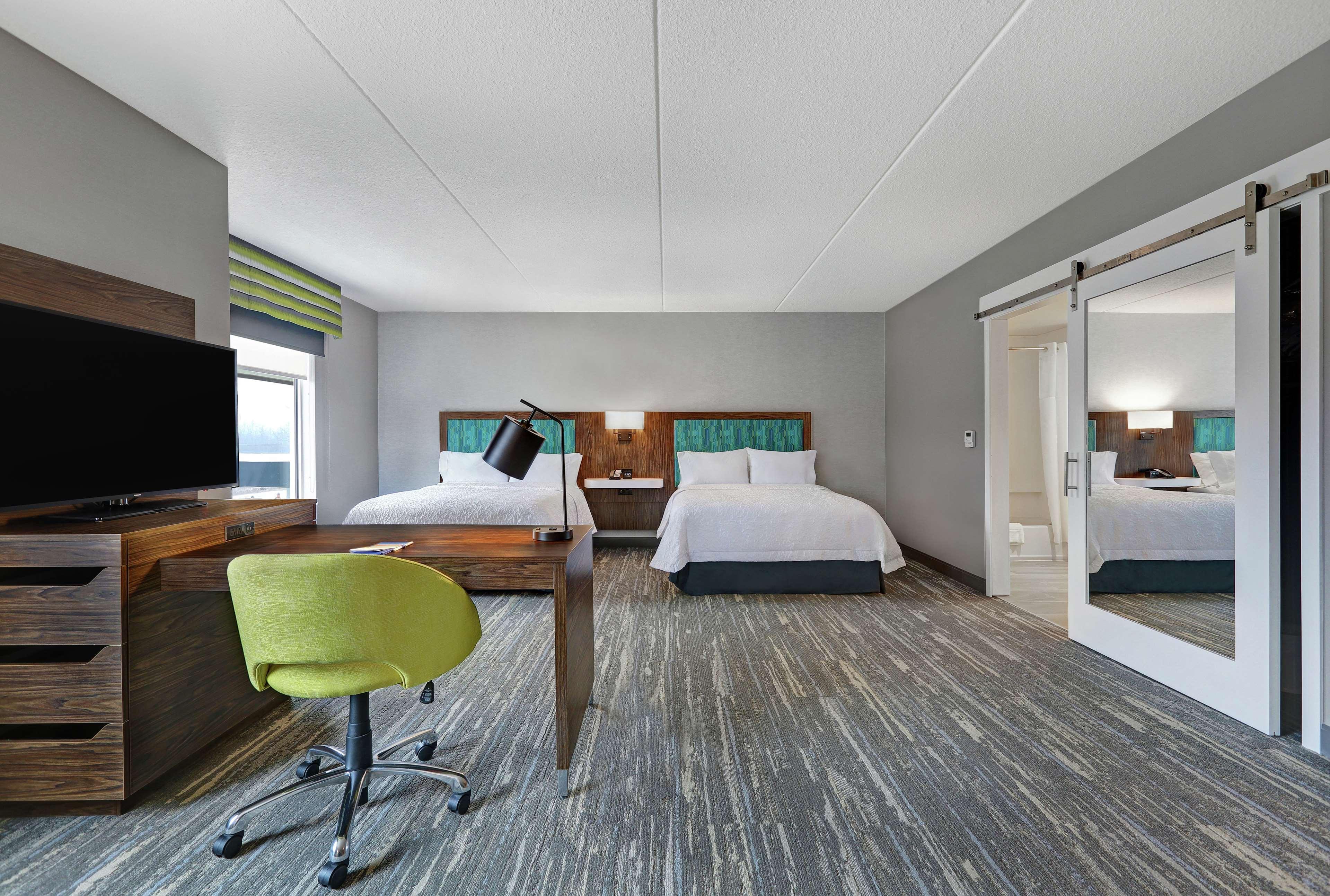 Hampton Inn Питерборо Экстерьер фото