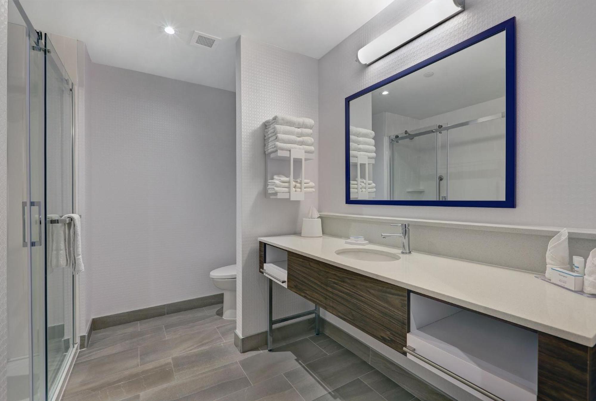 Hampton Inn Питерборо Экстерьер фото