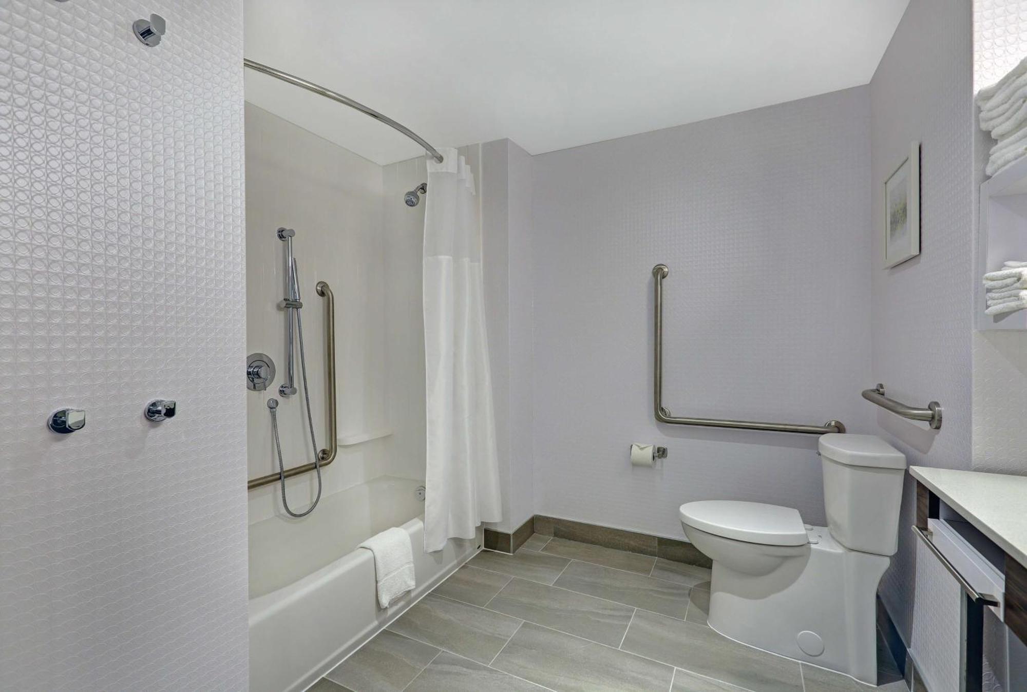 Hampton Inn Питерборо Экстерьер фото