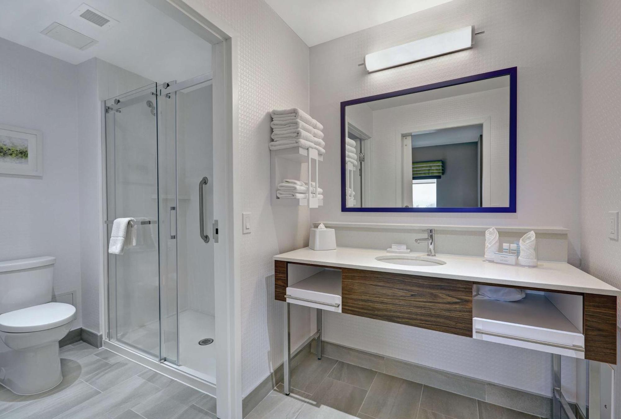 Hampton Inn Питерборо Экстерьер фото