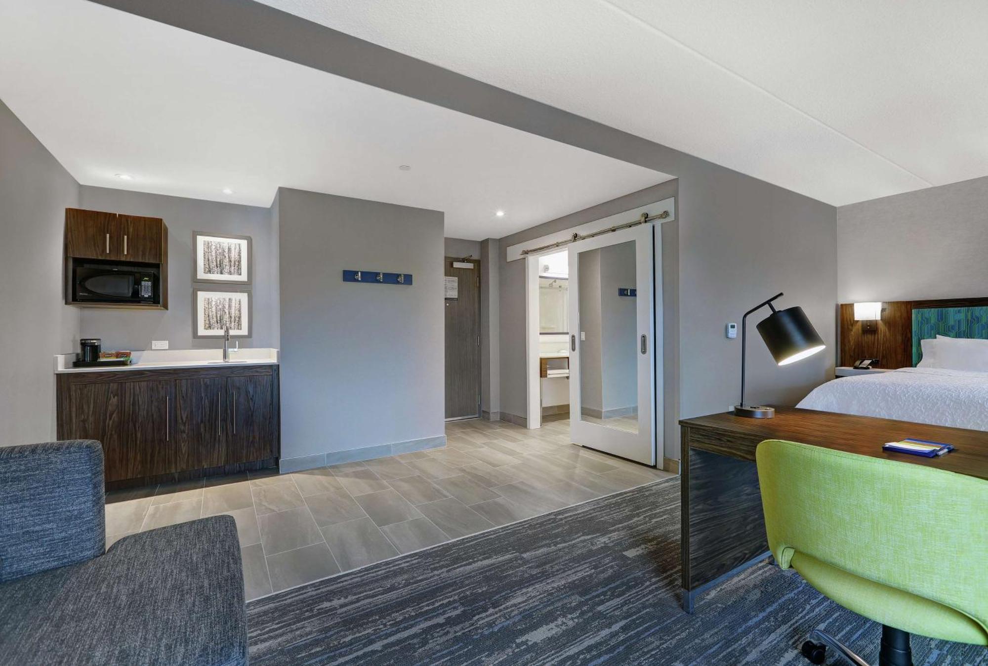 Hampton Inn Питерборо Экстерьер фото