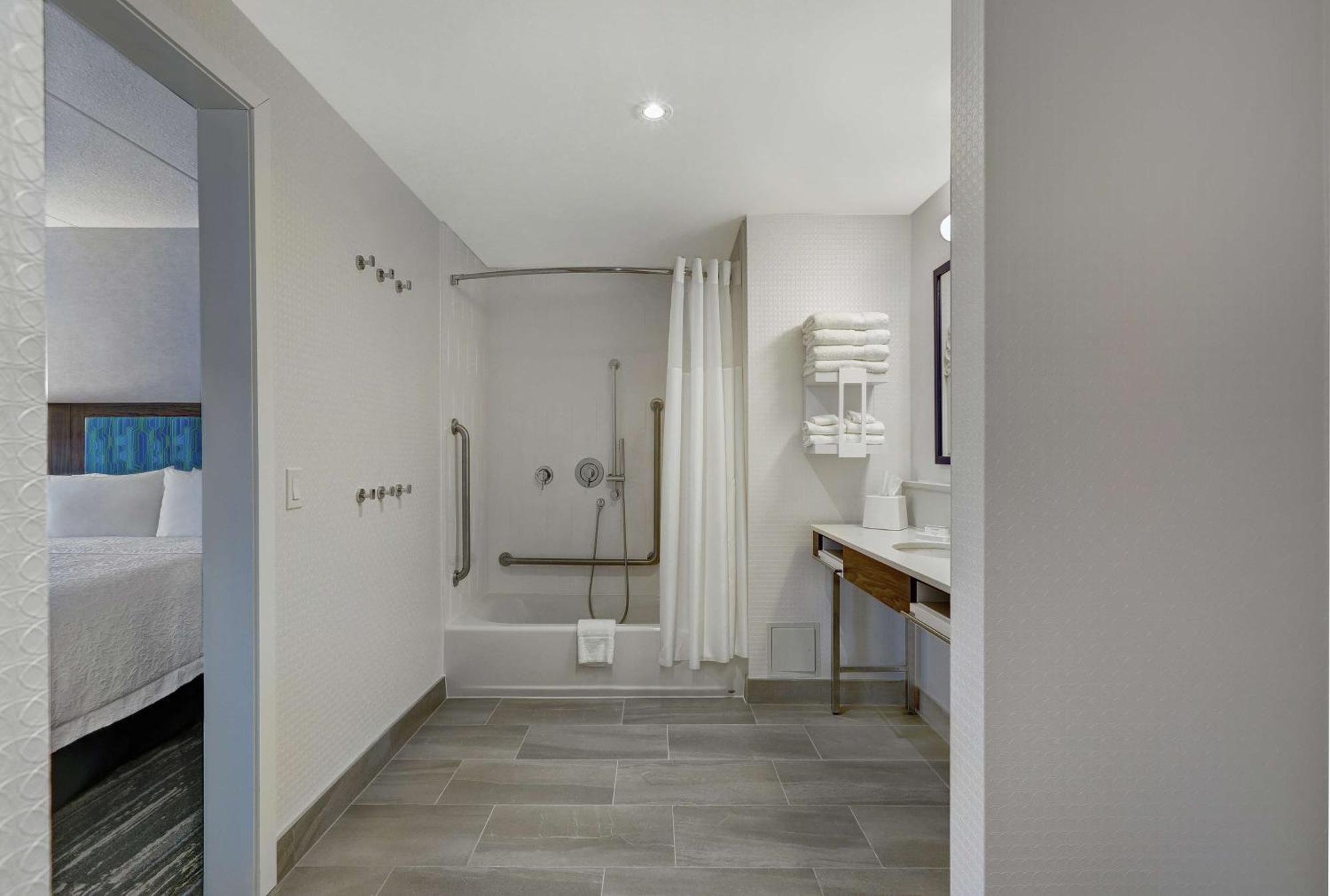 Hampton Inn Питерборо Экстерьер фото