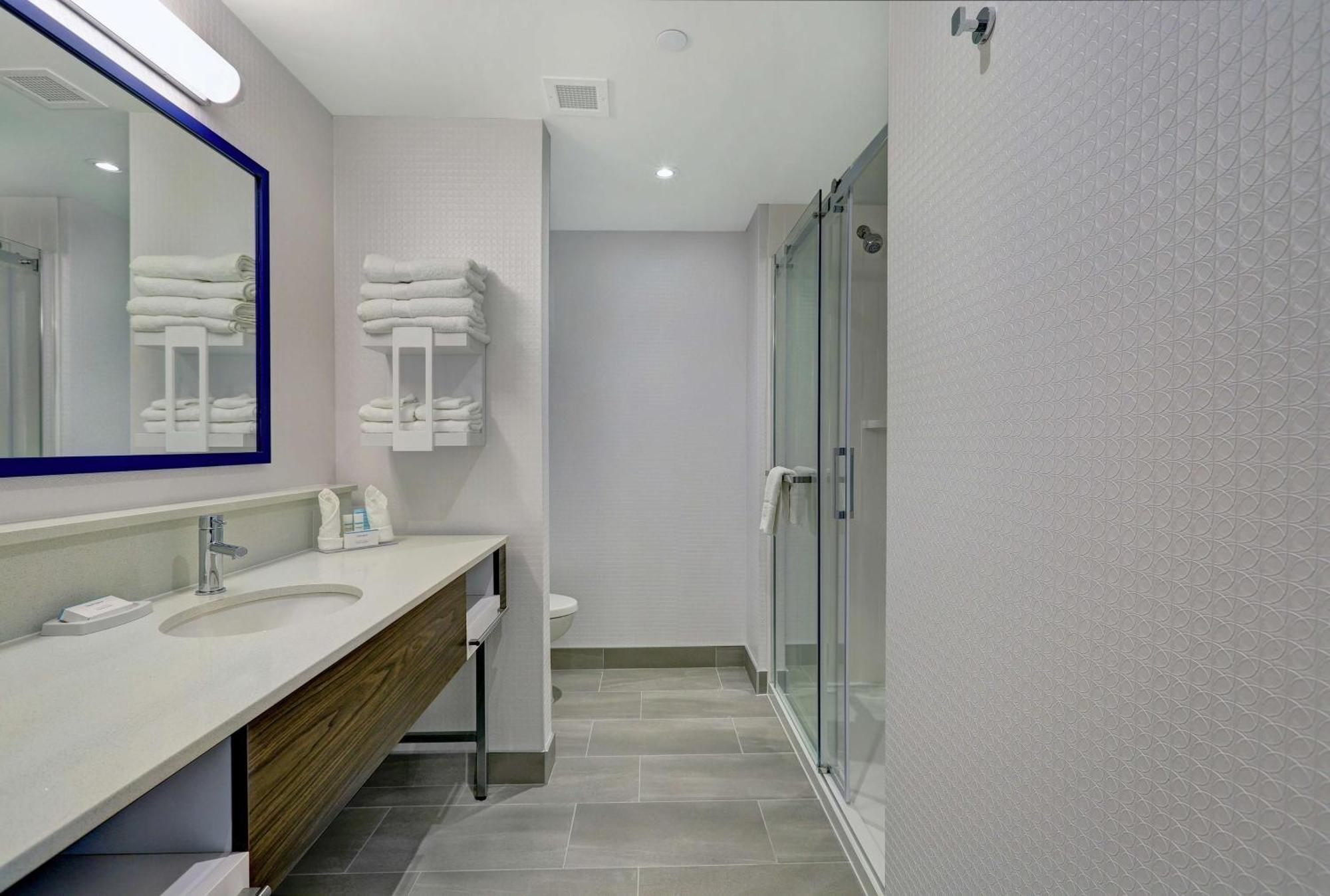 Hampton Inn Питерборо Экстерьер фото