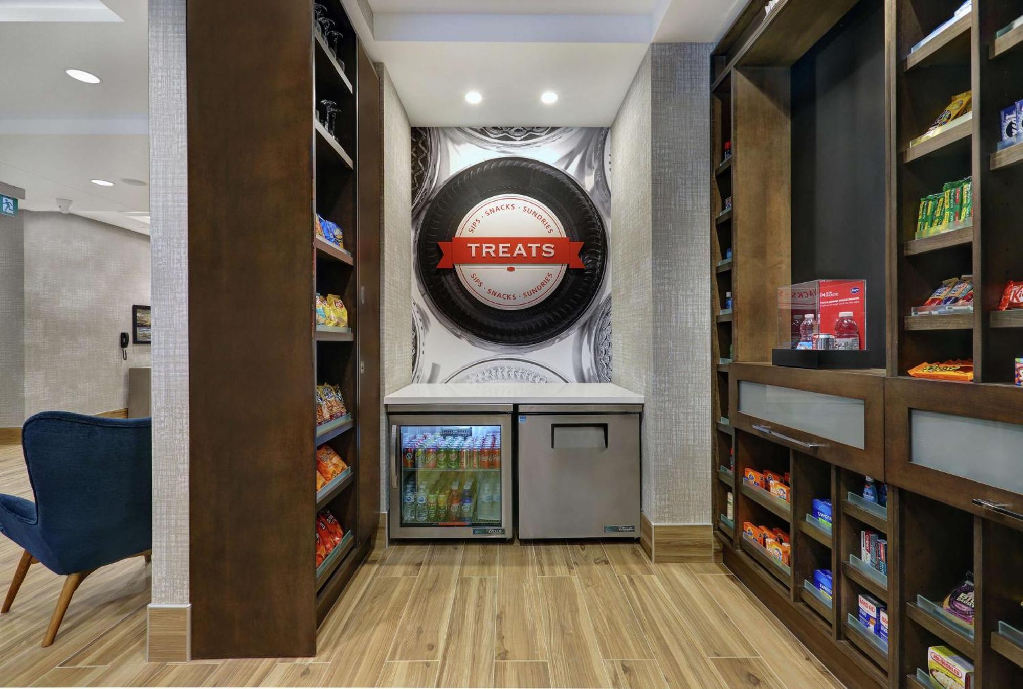 Hampton Inn Питерборо Экстерьер фото